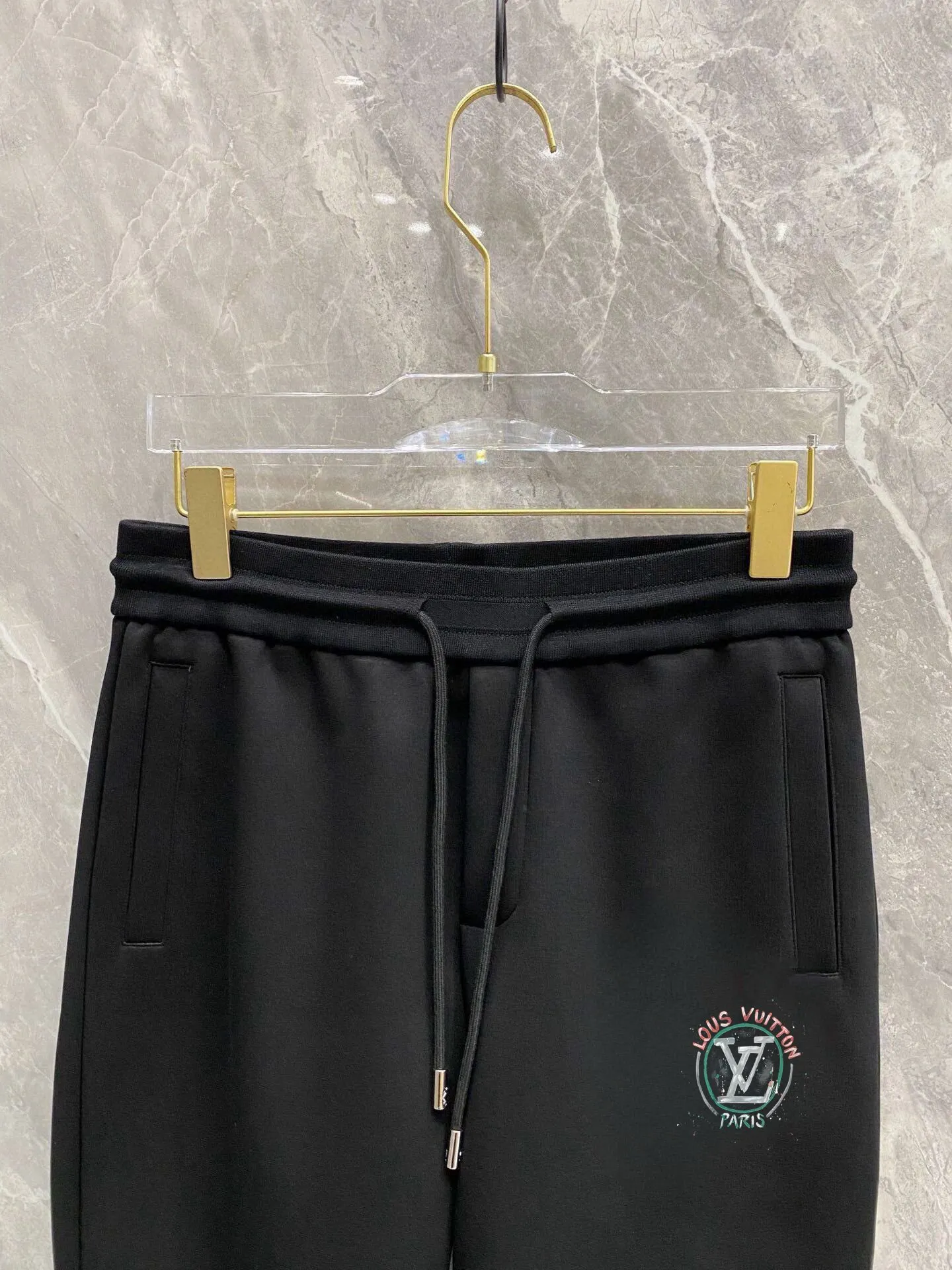 🅿️420 [LV Louis Vuitton] (Fat Man Gospel) hot-selling suit is coming. Focus on the original version of the official website. 2025 new hot-selling cardigan sweater suit. The original order is the best. 🇭🇰The meticulous work of top designers is dedicated to a fitting and perfect upper body effect. All-natural high-quality Roman cotton 100%, close-fitting comfort, noble and elegant! Original hardware embodies elegance and nobility! Counter size: M-5XL (maximum wear up to 220 pounds)